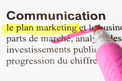 Communication, marketing, texte surligné avec un stylo-feutre jaune